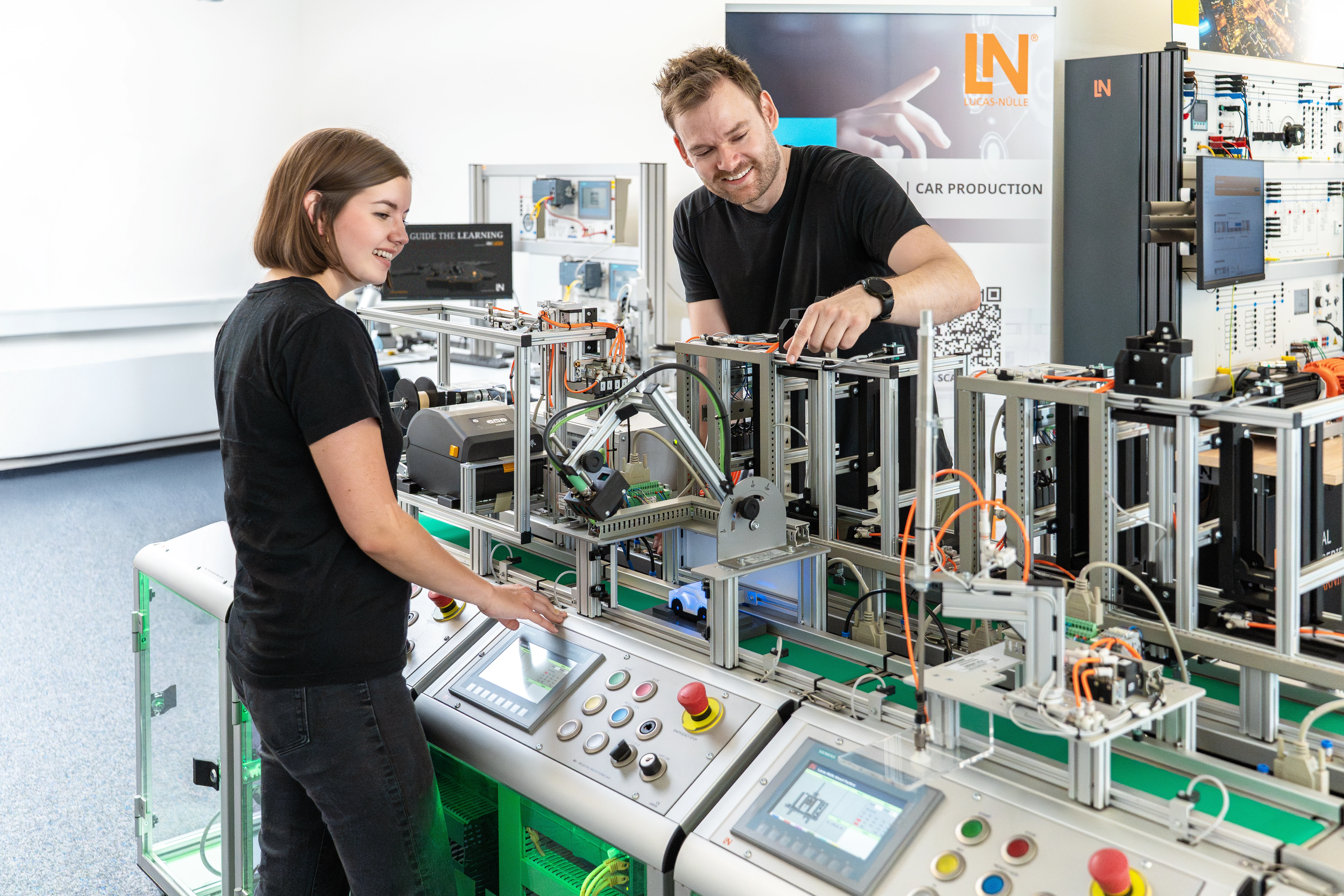 Intelligente Fabrik: vollautomatisierte Automobil-Produktion mit ERP-Anbindu